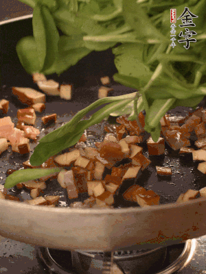 再放香干煸炒，最后放馬蘭頭翻炒至變軟。