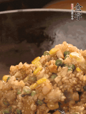 再下糯米，1勺蠔油、2勺生抽調(diào)味翻炒均勻。