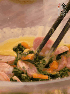 雞蛋、面粉、玉米油攪拌到無顆粒狀態(tài)。再加入菠菜、胡蘿卜、烤腸。少許鹽調(diào)味。