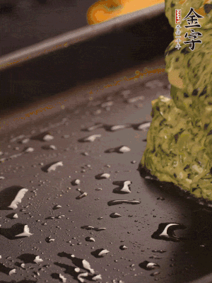 熱鍋擦一下油，下面糊攤平。