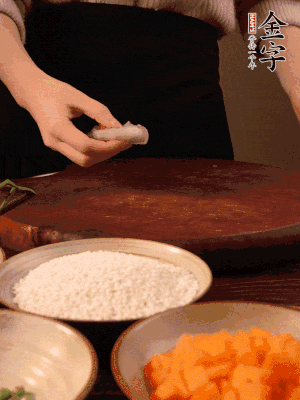 胡蘿卜去皮切丁。蝦仁切小塊。糯米提前浸泡半天。