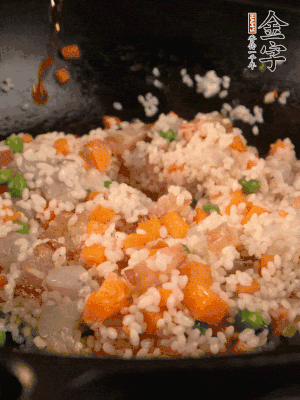 加入糯米翻炒均勻。最后加入蝦仁，用1勺料酒、1勺生抽、1/2勺鹽調(diào)味。