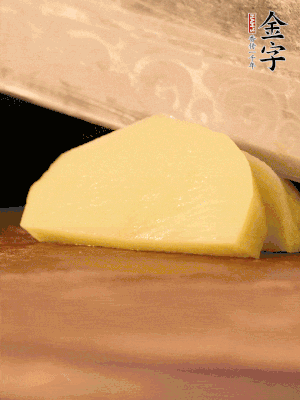 土豆去皮切丁。水開(kāi)后，放入鍋中煮2-3分鐘，撈出瀝干水分。