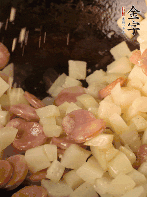 再放烤腸片煎熟。撒點(diǎn)鹽、孜然粉、辣椒面。