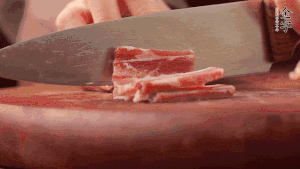 200g金字淡咸肉、100g冬筍、100g香干分別切細(xì)丁。