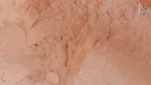 糯米粉中加入溫水，反復(fù)揉成團(tuán)。