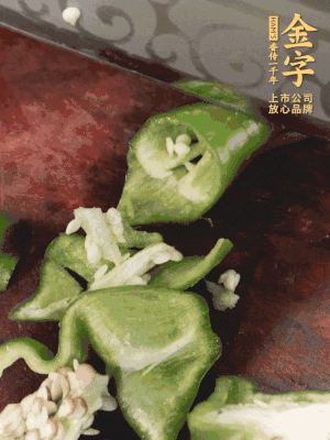 辣椒洗凈斜切成段，蒜切片。