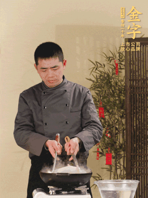 整只土雞冷水下鍋，加蔥姜、料酒焯水，撈出后用溫水清洗干凈。