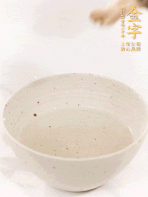 羊肚菌流水洗凈2遍后，溫水泡發(fā)15-20分鐘。