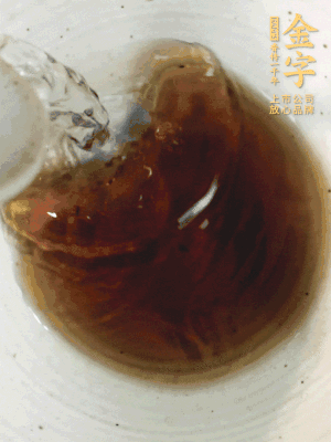 黃酒中加清水、蒸魚(yú)豉油、白砂糖混合均勻。
