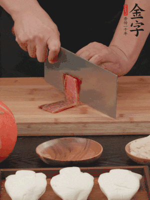 金字火腿上方切薄片。