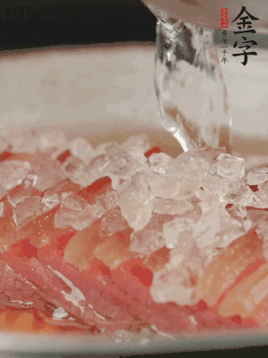 依舊放上冰糖100g、黃酒100g、水200g，鍋中再蒸15分鐘。