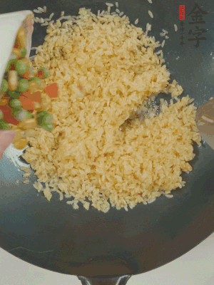 下豌豆粒、胡蘿卜粒、玉米粒。（買現(xiàn)成冷凍的雜菜即可，非常方便）