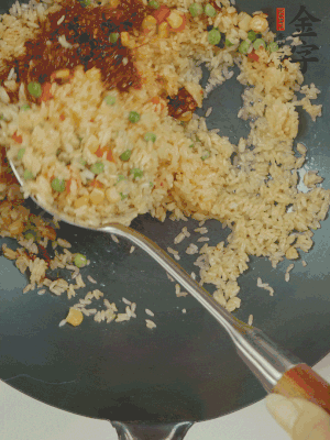 翻炒熟后，加金字火腿XO醬。