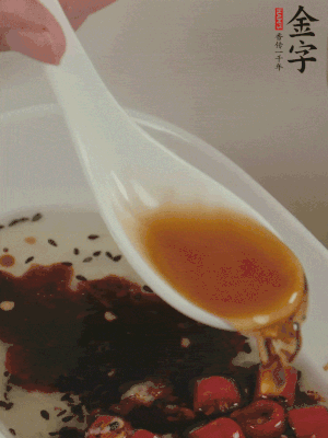 再加2勺生抽、1勺香醋攪拌。