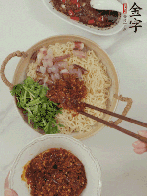 在面上鋪魷魚、香菜、金字火腿大師醬。