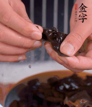 木耳冷水泡發(fā)，處理成小塊。（如果是小木耳就不用切了）
