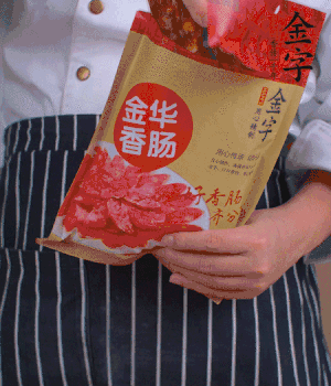 香腸切成斜片，小米辣切成斜片。