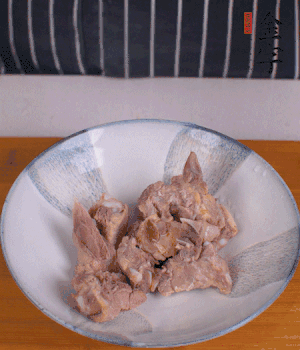 排骨加1勺黃酒、1勺蠔油、1勺玉米淀粉、1/4勺胡椒粉腌制半小時(shí)。