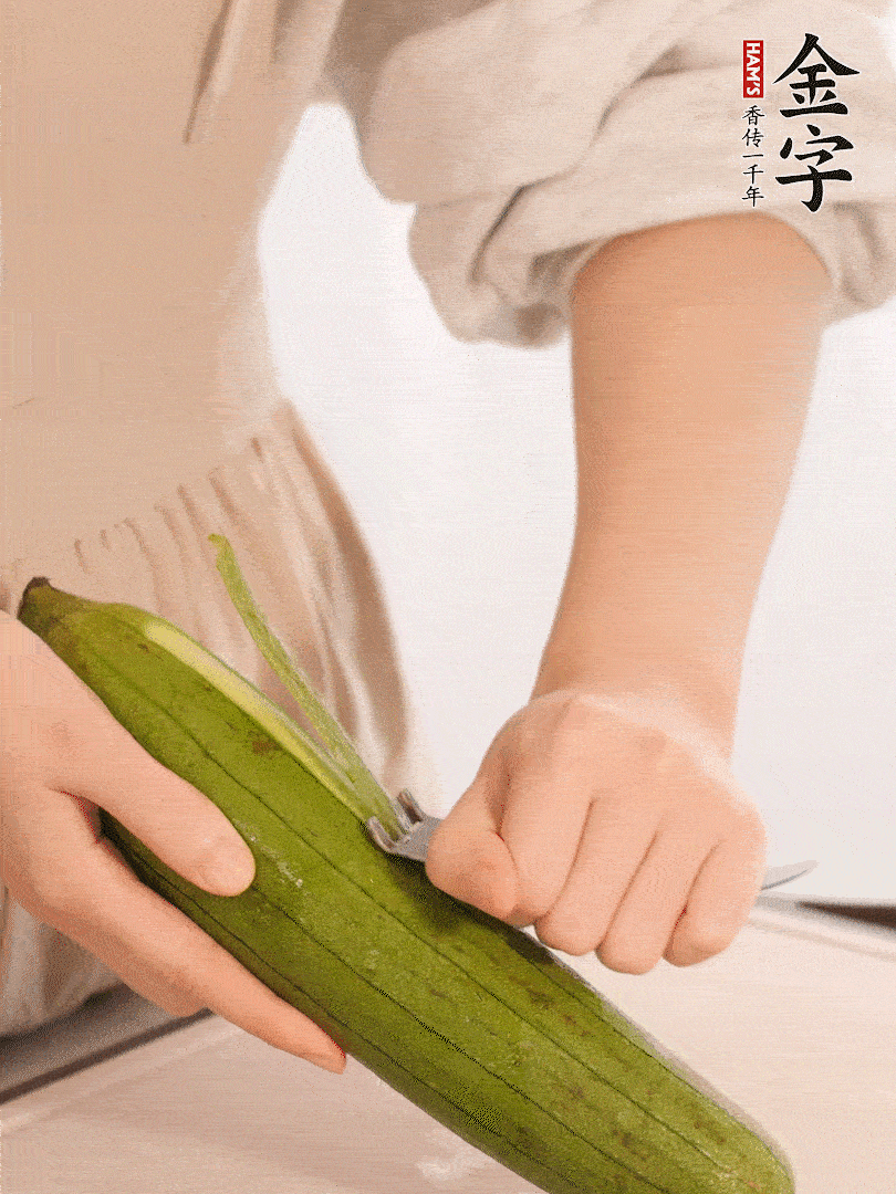 絲瓜去皮切滾刀塊用鹽殺一下水分洗凈。