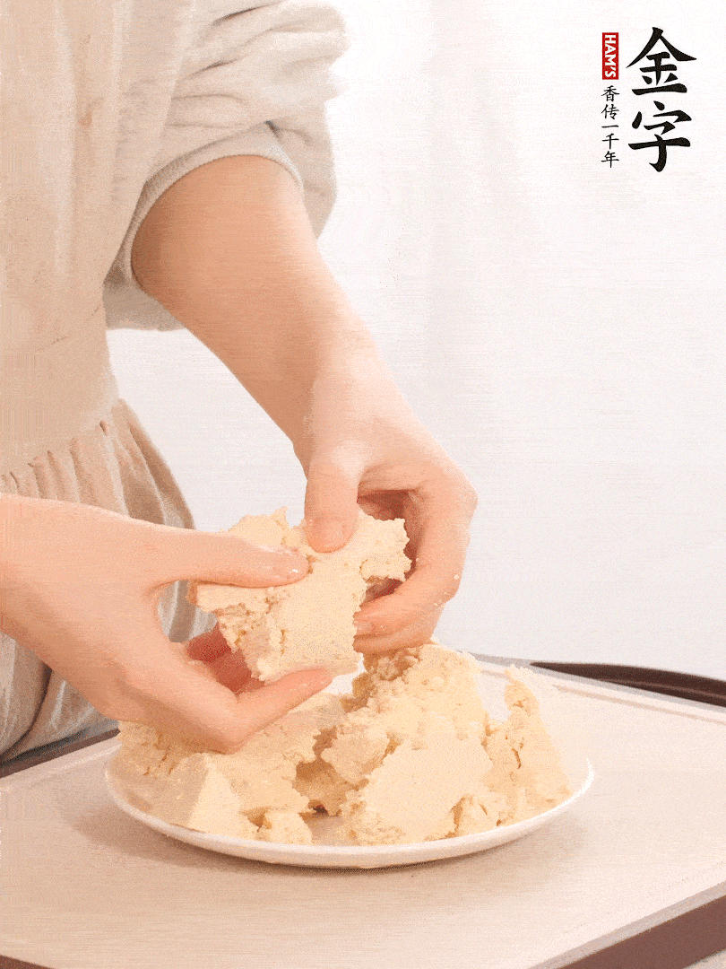 老豆腐用手掰成塊。