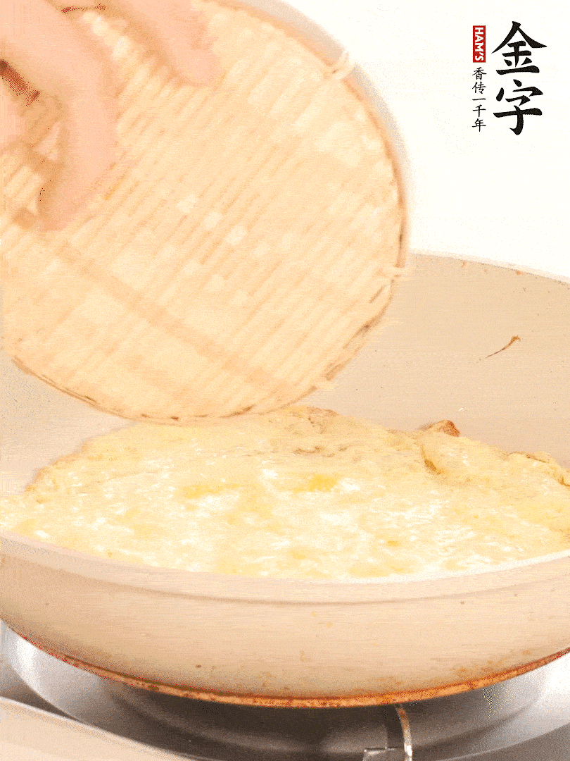 鍋內(nèi)放入少許油，油溫4成熱倒入一個(gè)雞蛋煎熟