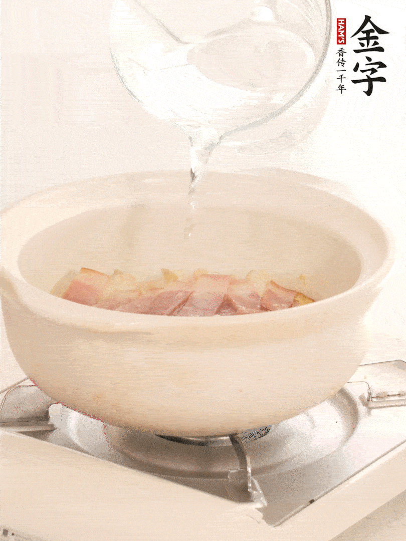 放入火腿片，加開水，再加入豆腐