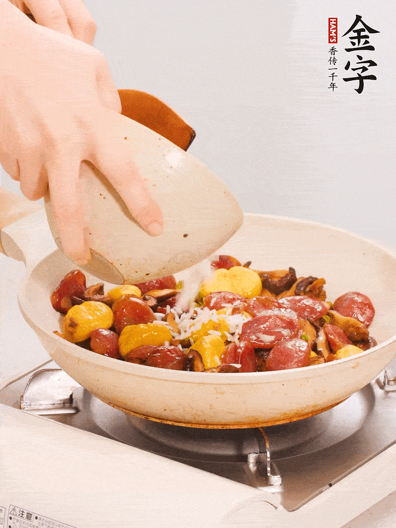 把米淘洗干凈，放入切好的香菇、板栗、毛豆。