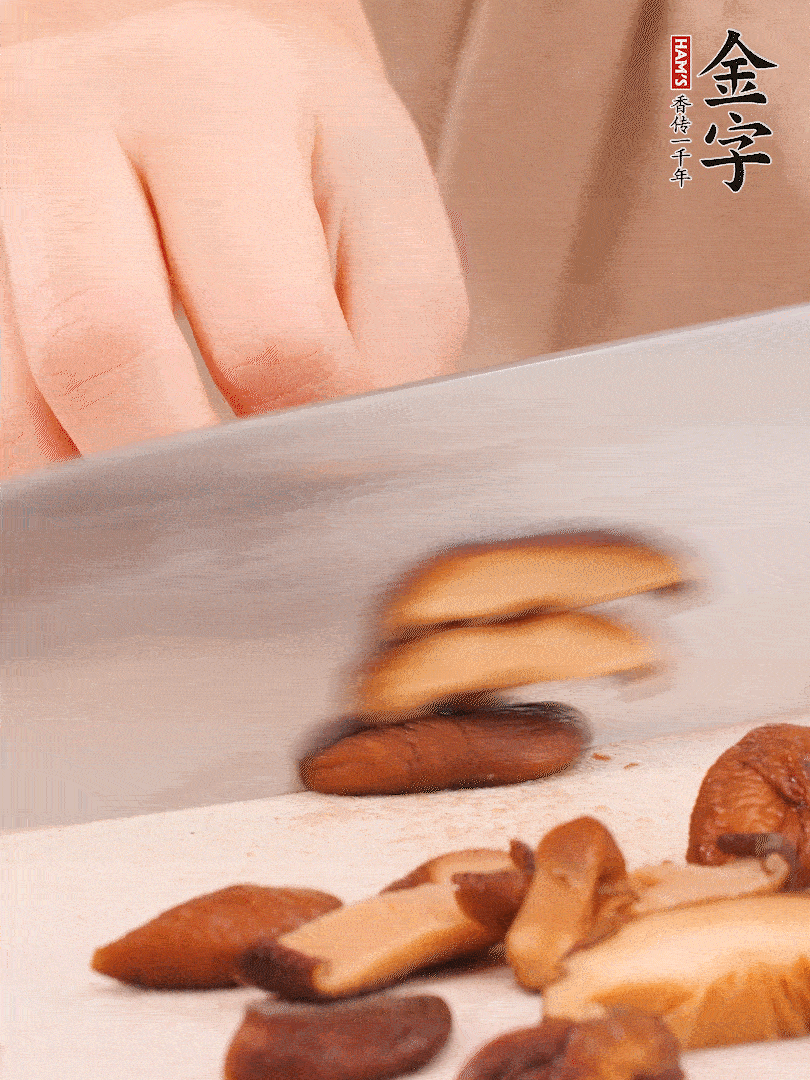 干香菇泡發(fā)，切成小塊。