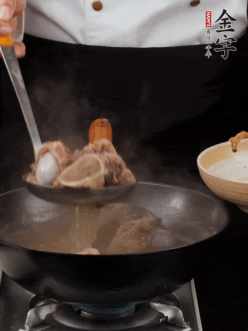 大筒骨清水浸泡30分鐘，中途換水2-3次。冷水下鍋，加姜片、料酒焯水，撇去浮沫。