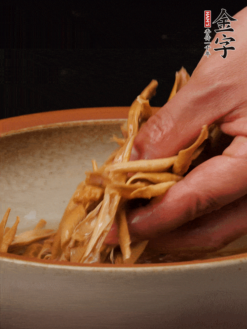 農(nóng)家土筍尖提前泡軟，用刀劃成細(xì)絲，這樣會(huì)更加入味。