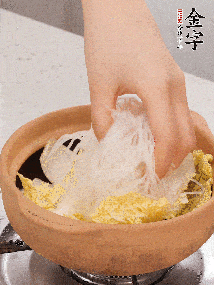 放入提前泡軟的粉絲，蓋上蒜蓉醬汁