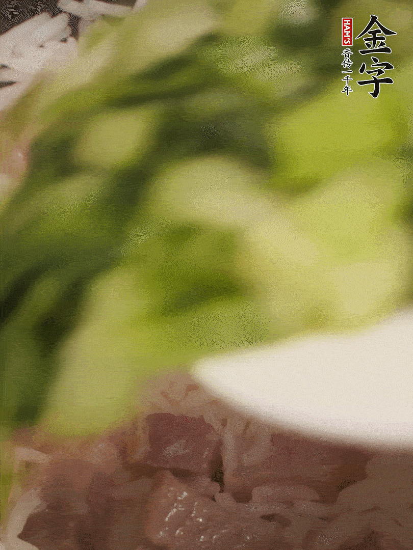 將燜煮好的米飯，倒入炒熟的蔬菜中，翻炒均勻鍆繼續(xù)燜煮5分鐘