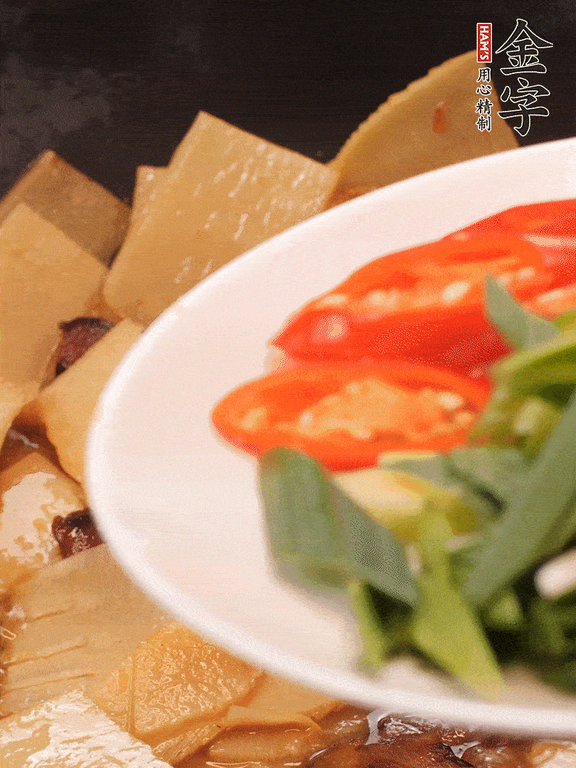 少許料酒增香，下蒜白、青紅辣椒略微翻炒