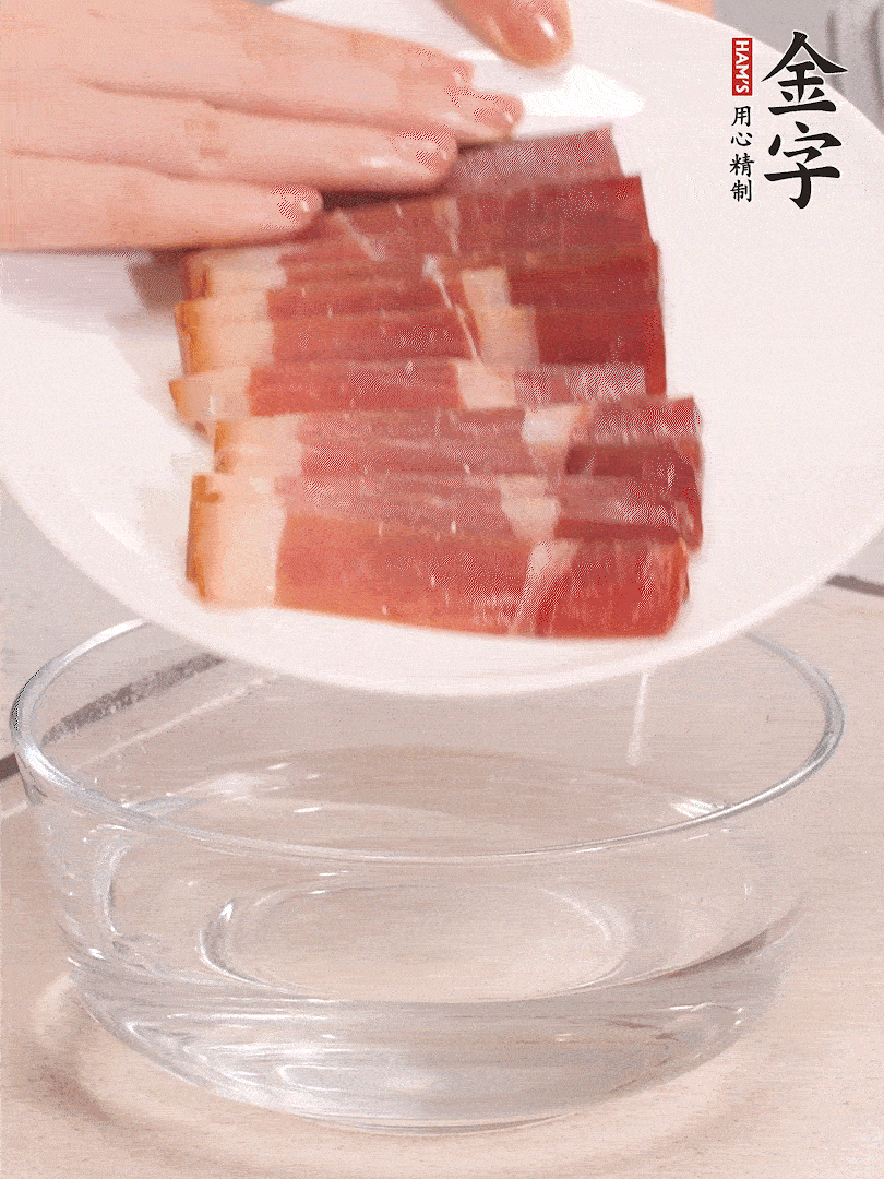 鴨腿冷水下鍋，加姜片、料酒焯水