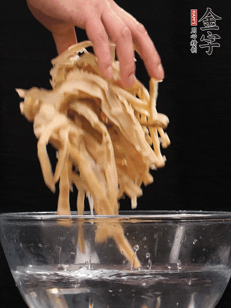 天目山筍干1把，清洗表面鹽分，用手撕成長條