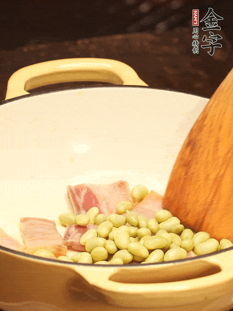 加入青豆、香菇翻炒出香味