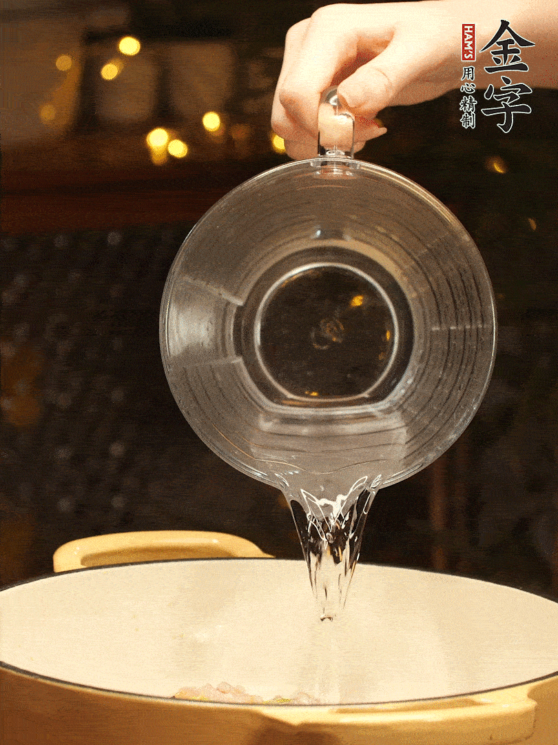 加入120ml水，蓋上蓋子燜幾分鐘撒上蔥花，美美的擺個(gè)盤~