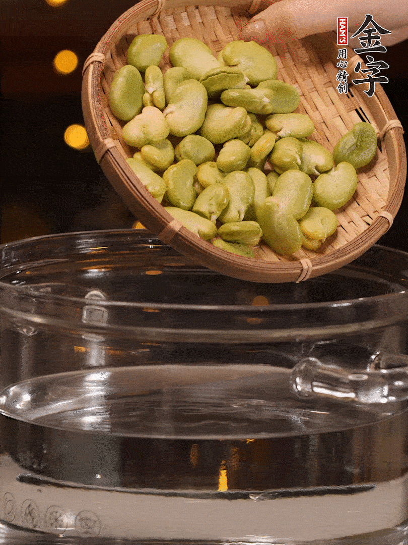 蠶豆剝殼，一起放入鍋中開水焯2分鐘去澀