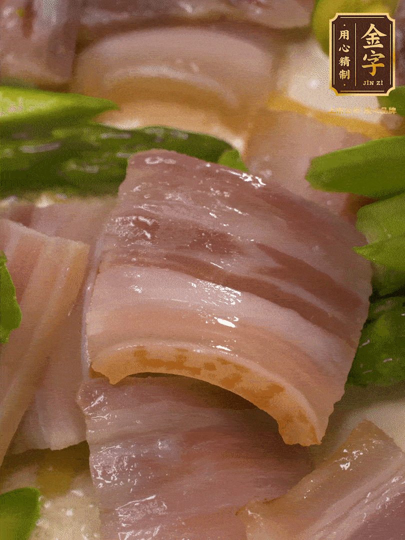 依次下蠶豆、蘆筍、白蘑菇翻炒均勻