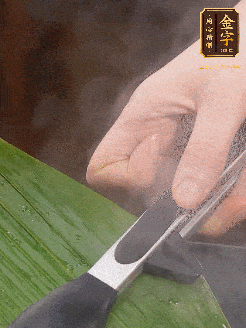 新鮮粽葉洗凈，用開水煮一下，讓粽葉更有韌性不易裂。