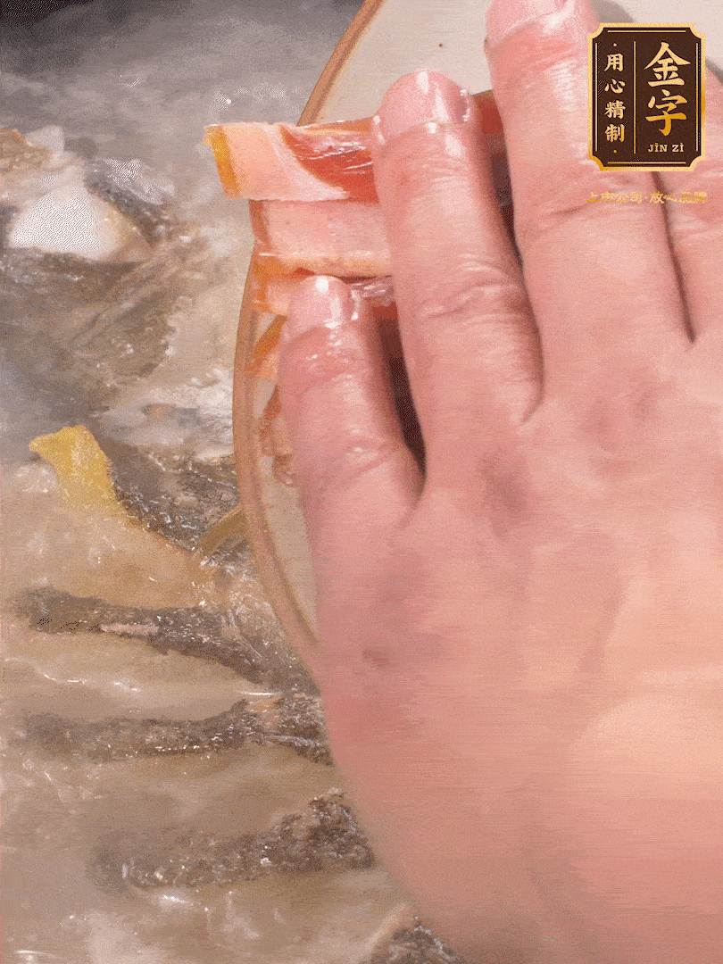 將煎好的魚(yú)，倒入三大碗開(kāi)水。大火煮開(kāi)后放入1個(gè)蔥結(jié)、2片姜片和1勺料酒和火腿片