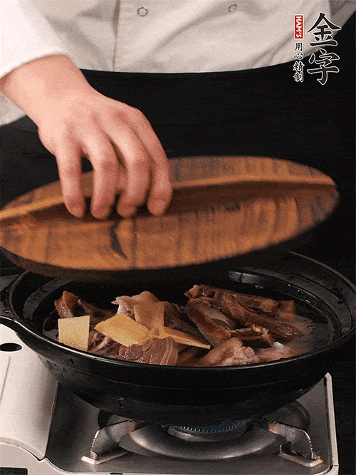 大火煮到沸騰后，轉(zhuǎn)中小火慢燉1個半小時。