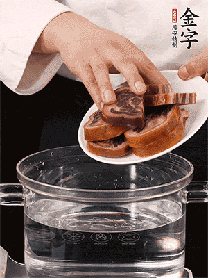 一包200g的金字火腿蹄片恰好搭配一個新鮮豬爪（豬腳）。都先加蔥姜、料酒焯水一遍，把血水清除后燉出來才能更清澈不油膩。