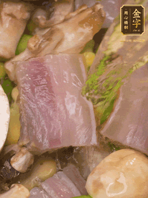 開(kāi)蓋，放入河蝦繼續(xù)燜煮5分鐘