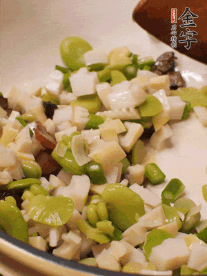 倒入蠶豆、春筍翻炒