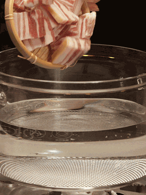 排骨、咸肉，一起下入鍋中，加入蔥，姜，料酒，倒入清水焯水清洗干凈