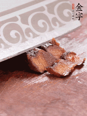 金字醬油肉水煮15分鐘，切薄片