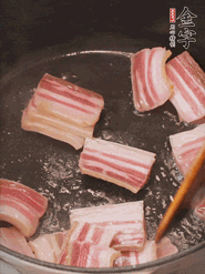 鍋中放菜籽油燒熱，下咸肉、冬筍略微煸炒