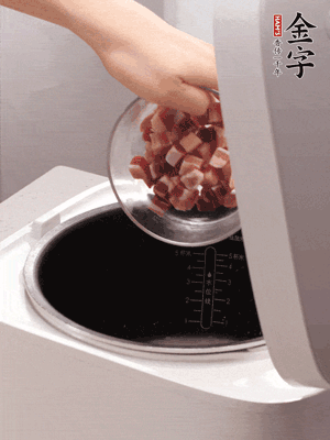 鍋中倒入豬油，油熱后炒熟上海青，給倒少許鹽調(diào)味